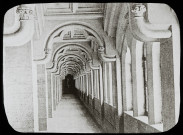 Reproduction d'une vue de la galerie du premier étage du château de Pierrefonds.