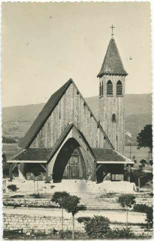 Lavancia-Epercy (Jura). Commune brûlée complétement le 12 juillet 1944. Vue d'ensemble de l'église entièrement reconstruite en différentes essences de bois.
