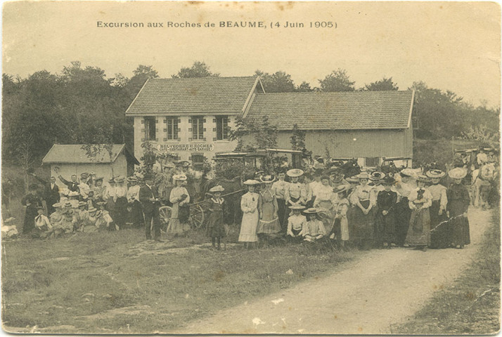 Crançot (Jura). Excursion aux Roches de Beaume (4 juin 1905). Groupe de promeneurs devant l'hôtel-restaurant Le Belvédère à Crançot.