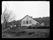Maison du hameau de Graveleuse à Rosay, deux personnes sont à la fenêtre.