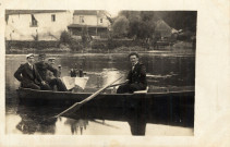 La rivière du Doubs. Quatre hommes dans une barque sur la rivière du Doubs à son confluent Le Dessoubre. Maîche-Ornans, Ch; Simon.