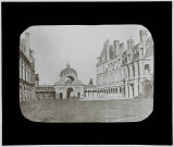 Reproduction d'une vue de la porte dauphine et de la cour Henry IV du château de Fontainebleau.