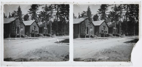 Exploitation de la forêt de la Joux par les soldats canadiens : militaires sur les terrasses des baraquements en bois du camp de la 39e à Séverin.