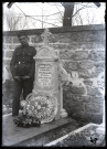 Militaire canadien se recueillant sur la tombe du soldat acadien Félicien Roy, décédé le 25 mars 1918.