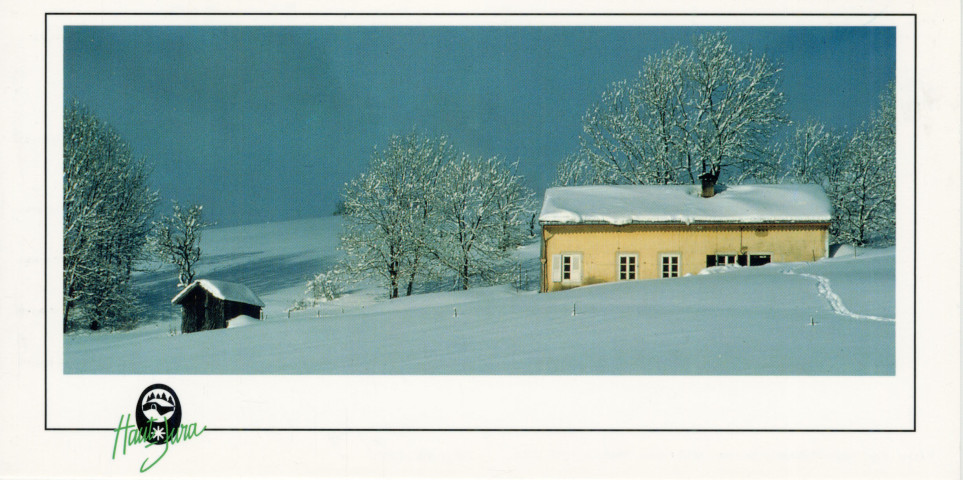 Haut-Jura, "Chez l'Émile" Maison et son grenier fort dans un paysage de neige. Parc Naturel Régional Haut-Jura.