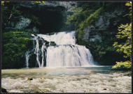 Franche Comté Touristique - Nans-Sous-Sainte-Anne (Doubs) Source du Lizon - La cascade en eau moyenne.