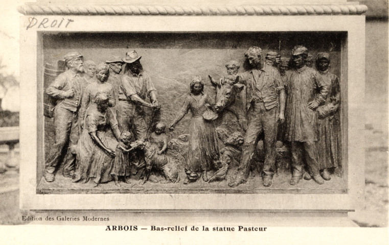 Arbois (Jura). Un bas-relief de la statue Pasteur, côté droit. Les Galeries Modernes.