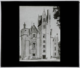 Reproduction d'une vue de la cour du château de Montreuil-Bellay.