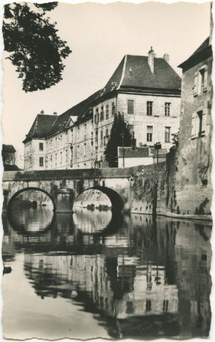 Dole (Jura). Pont sur le canal des tanneurs et collège de Jeunes Filles.