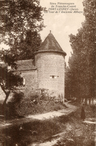 Port-Lesney (Jura). La tour de l'ancienne abbaye.