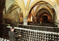 Arbois (Jura). La cave historique de la Reine Jeanne, pour le vieillissement des grands vins Henri Maire. Imprimerie DEBAR.