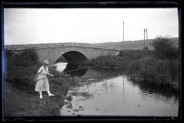 Jeune femme pêchant dans le cours d'eau près du pont du Gué Belin (ou pont Vieux Belin).