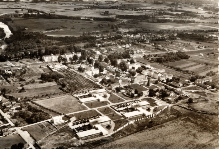 Dole (Jura). L'hôpital psychiatrique de Saint-Ylie, une vue aérienne. Dijon, édition Photo Darbois.