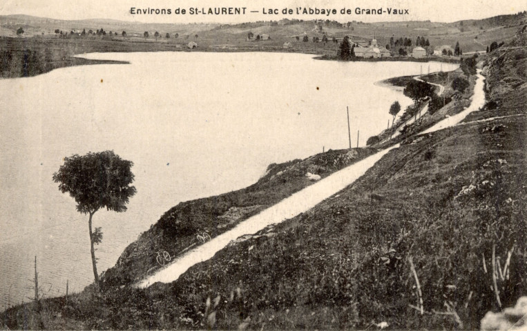 Abbaye-en-Grandvaux (Jura). Environs de Saint-Laurent. Le lac de l'Abbaye-en-Grandvaux. Paris, A. Breger frères.