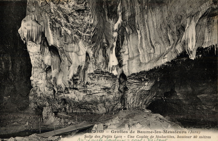 Baume-les-Messieurs (Jura). 1839. La grotte, la salle des petits lacs et une coulée de stalactites, hauteur 80m. Paris, B.F.