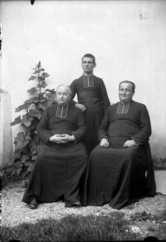 Trois prêtres