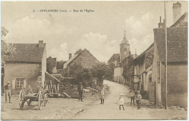 Offlanges (Jura). Rue de l'Eglise.