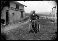 Docteur Elisée Coutemoine, frère d'Agathe Coutemoine, posant sur son tricycle devant sa maison de Morteau.
