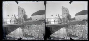 Quatre membres de la famille Coutemoine sur la passerelle sur l'Angillon menant aux ruines du château et à la ferme du Parc à Vers-en-Montagne.