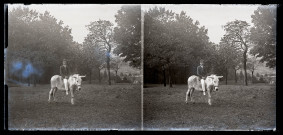Jeune homme monté à cru sur un cheval.