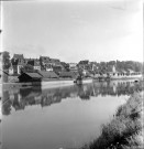 Canal du Rhône-au-Rhin et maisons en arrière-plan.