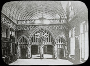 Reproduction d'une vue de la salle des preux, côté de la tribune, au château de Pierrefonds.