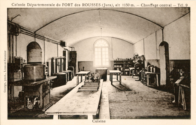 Les Rousses (Jura). La colonie départementale du fort des Rousses, alt.1150m. La cuisine, le chauffage central, Tél-9. Lons-le-Saunier, Georges phot.