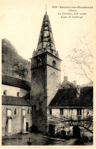 Baume-les-Messieurs (Jura). 1058. Le clocher (XIIème siècle) et la cour de l'abbaye. Paris, B.F.