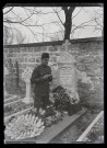 Militaire canadien priant sur la tombe du soldat acadien Félicien Roy, décédé le 25 mars 1918.