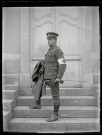 Portraits du Corps des forestiers canadiens et autres troupes : militaire du service médical du 165e bataillon canadien, médaillé de la croix de guerre.