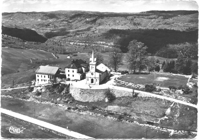 Mouille (La) (Jura). Vue aérienne de l'église et du prieuré Saint-Bernard. Macon, Combier