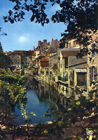 Dole (Jura). 39 198 70. La Franche-Comté pittoresque. Dole, vieilles maisons sur le canal des tanneurs. Dole, éditions de l'Est.