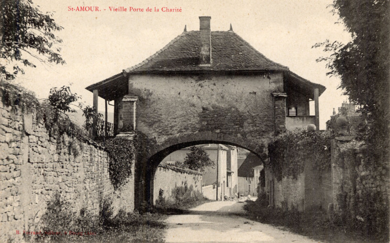 Saint-Amour (Jura). Vieille porte de la Charité.