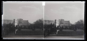 Personnes allant de recueillir devant le monument aux morts de Bourges.