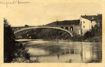 Thoirette (Jura). Le nouveau pont sur l'Ain. Une voiture traverse le pont. Chalon-sur-Saône, Vuitton Imp. Bourgeois.