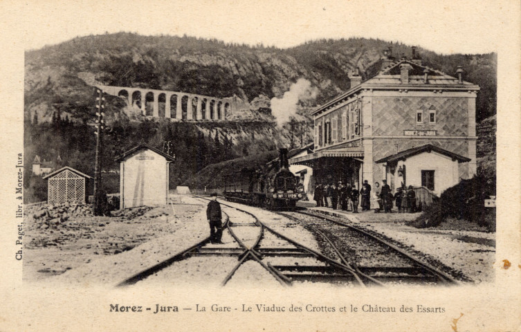 Morez (Jura). La gare de Morez. Le viaduc des crottes et le Château des Essarts.