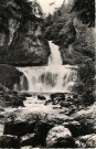 La cascade de la Billaude (Jura). 3852. La Franche-Comté pittoresque. Route de Champagnole à Saint-Laurent, la cascade de la Billaude. Dole, Protet.