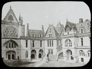 Reproduction d'une vue du château de Pierrefonds côté cour intérieure et chapelle.