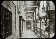 Reproduction d'une vue d'une galerie de villa mauresque à Alger.