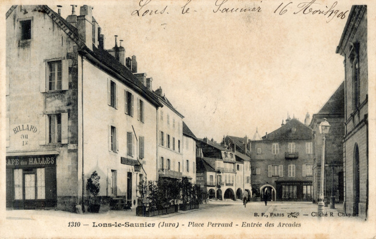 Lons-le-Saunier (Jura). Place Perraud. Entrée des Arcades. B.F. Paris.