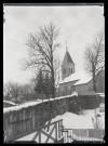 Eglise Saint-Laurent de Vers-en-Montagne enneigée vue depuis le fonds d'un jardin..