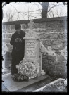 Agathe Coutemoine priant sur la tombe du soldat acadien Félicien Roy, décédé le 25 mars 1918.