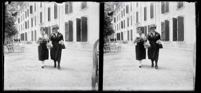 Deux femmes marchant devant un bâtiment à Prats-de-Mollo.
