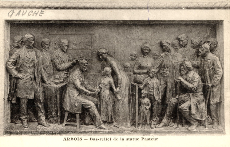 Arbois (Jura). Un bas-relief de la statue Pasteur, côté gauche. Les Galeries Modernes.