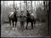 Portraits du Corps des forestiers canadiens et autres troupes : militaire tenant deux chevaux.