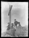 Trois femmes et un homme au pied de la croix au sommet du Mont Poupet.