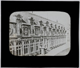 Reproduction d'une vue de l'extérieur de la galerie de la bibliothèque du château de Fontainebleau.