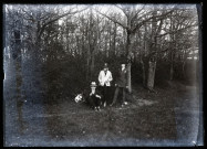Deux hommes et une femme dans un bois.