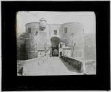Reproduction d'une vue de la porte de la ville du château d'Angers.