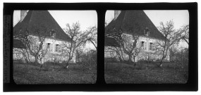 Maison du comte de Pagnoz à Port-Lesney, coté jardin. Une femme se tient à la fenêtre.